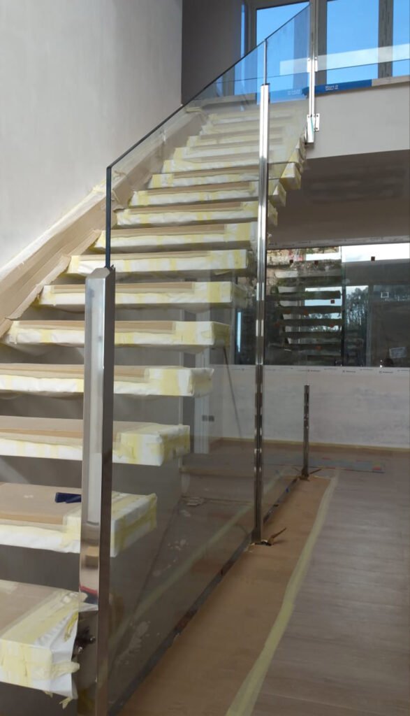 escalera con barandilla en cristal