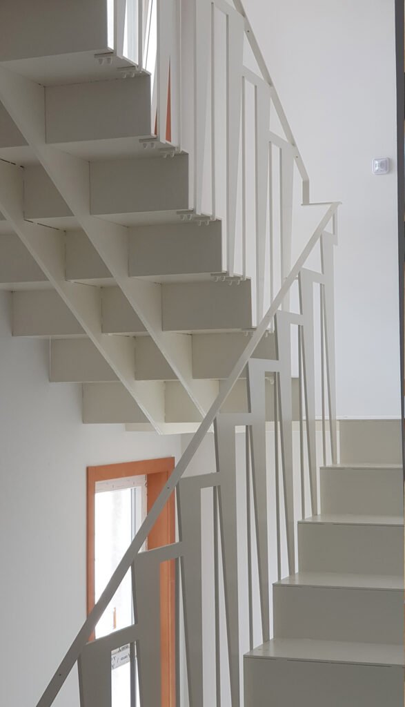 escalera vivienda barandilla de hierro