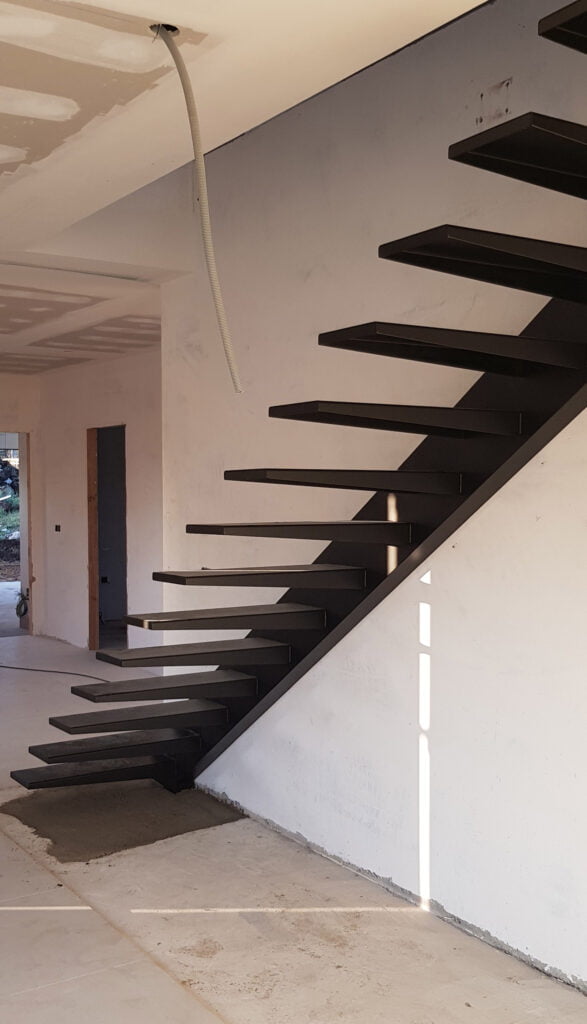 escalera en negro en vivienda