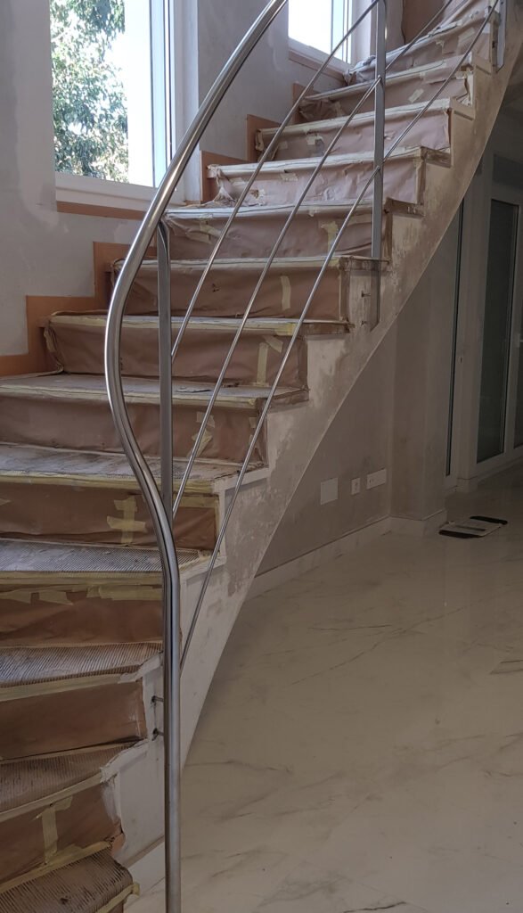 escalera en vivienda pasamanos clasico