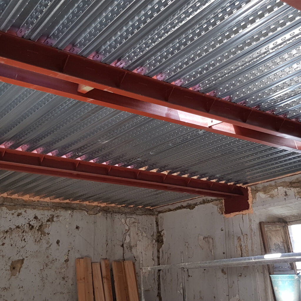 estructuras metalicas en techo de vivienda