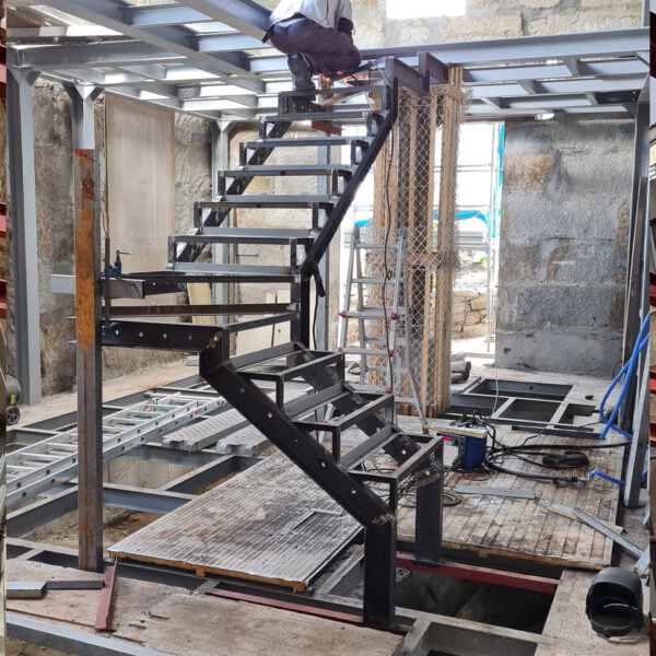 estructura metalica en edificio