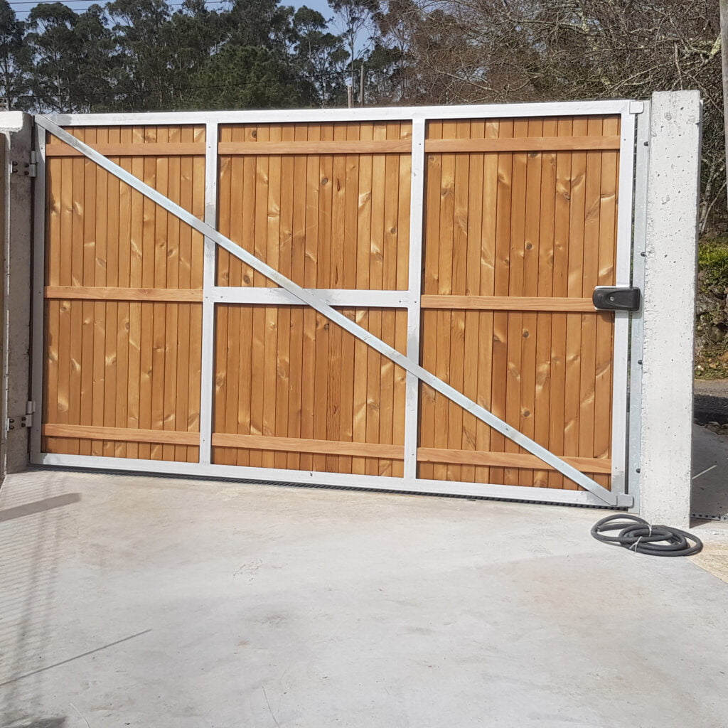 portal de metal y madera en vivienda