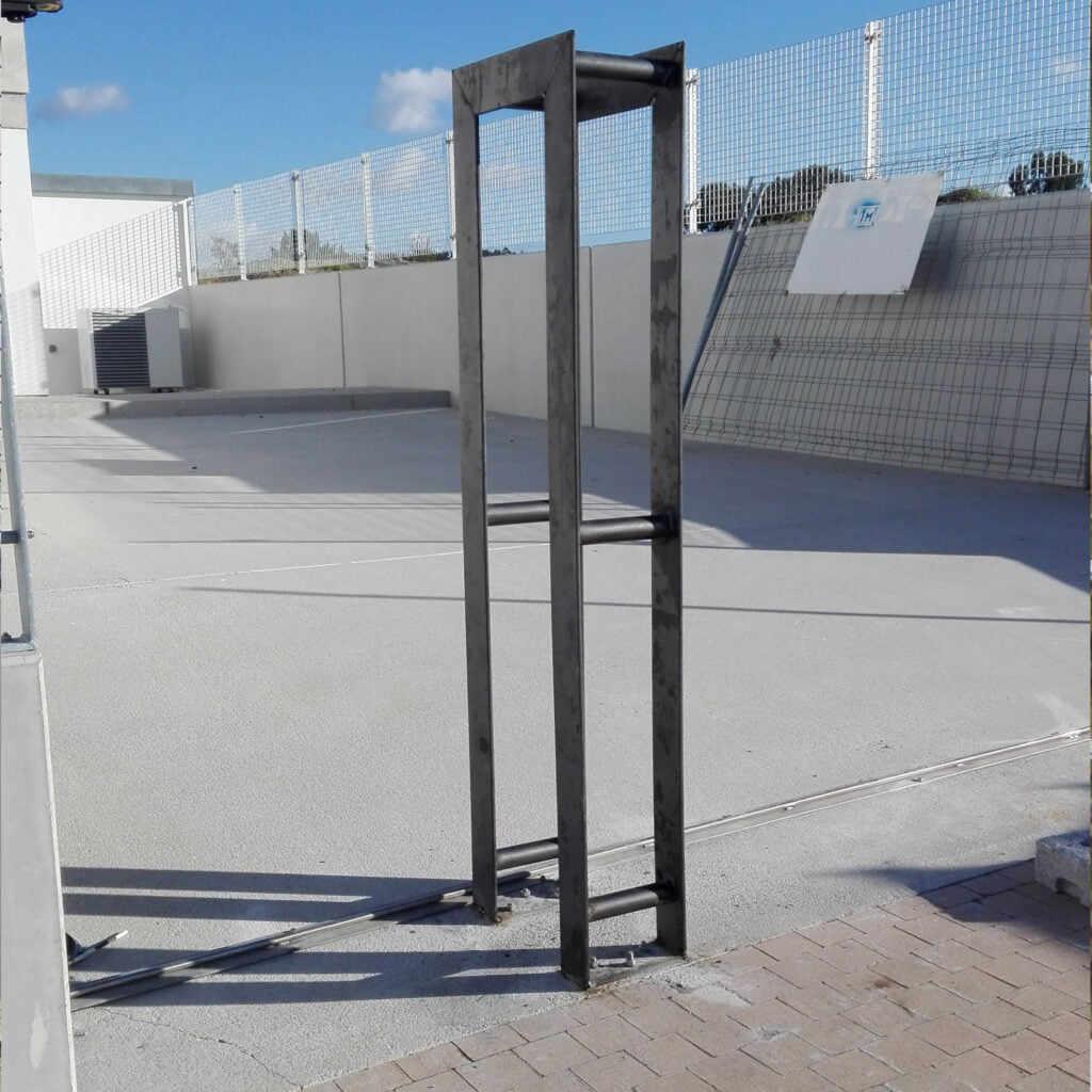 Construcción de portal metálico en vivienda