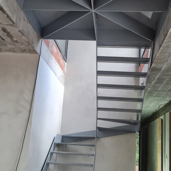 Escaleras metalicas en edificio