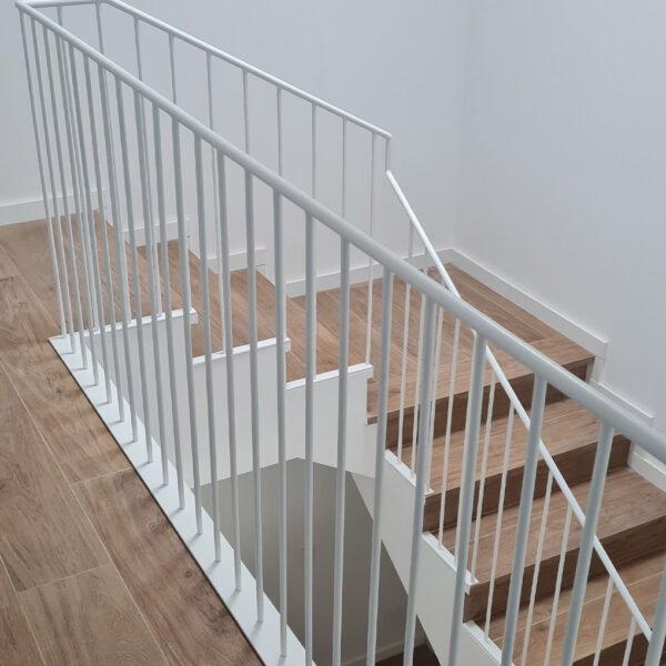 Pasamanos metalico lacado en blanco en vivienda