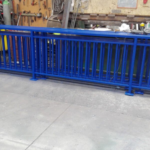 construccion de barandillas metalicas para carreteras