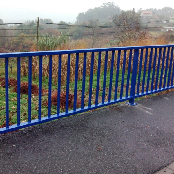 Instalacion de barandillas metalicas en carreteras