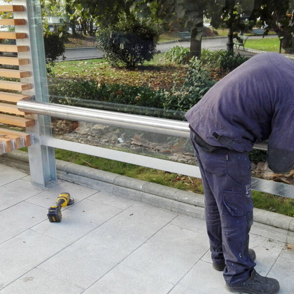 Operario instalando marquesina publica