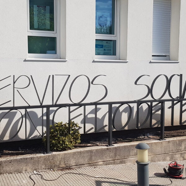 Instalacion de letras corporeas en hierro