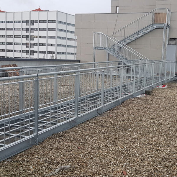pasarela metalica edificio